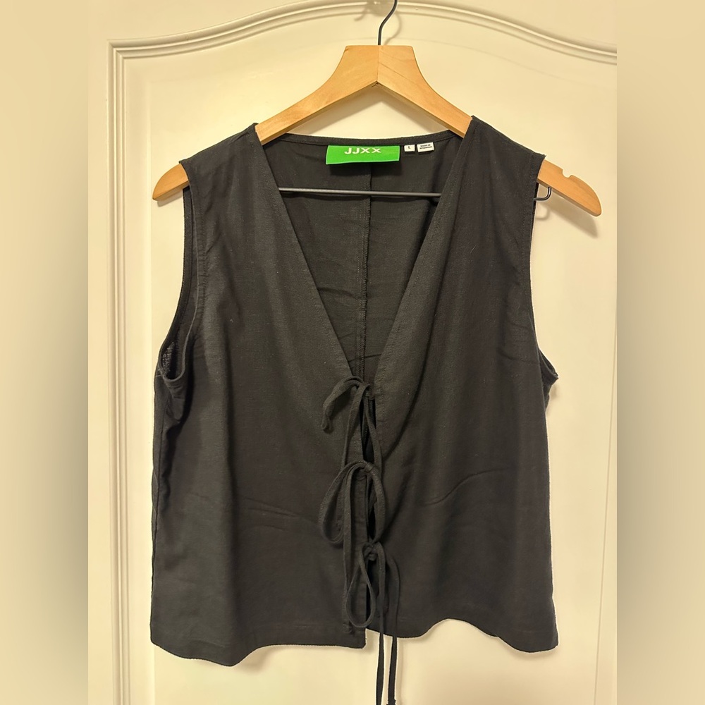 The Latest Scoop - Tie-front black sleeveless top